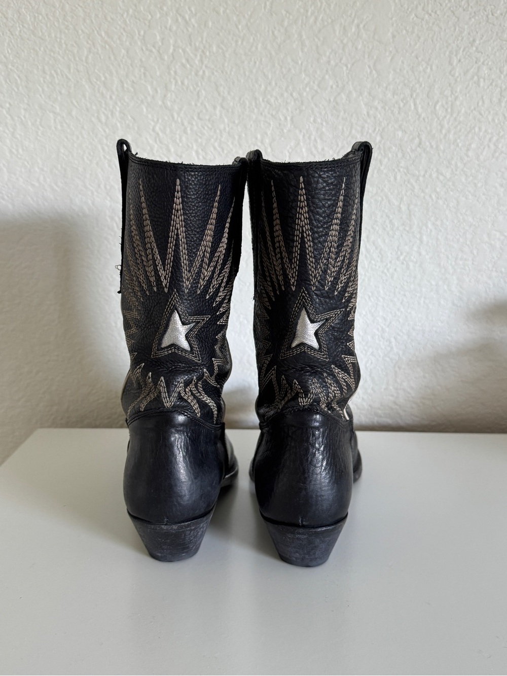 Golden Goose Wish Star 40mm Embroidered Leather Cowboy Boots – Black
Size 39 - Picture 9 of 14